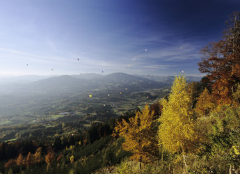 Landschaft über Anger mit Ballon (c) Bernhard Bergmann