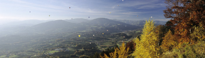 Landschaft über Anger mit Ballon (c) Bernhard Bergmann