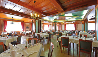 Großer Speisesaal im Restaurant Angerer-Hof